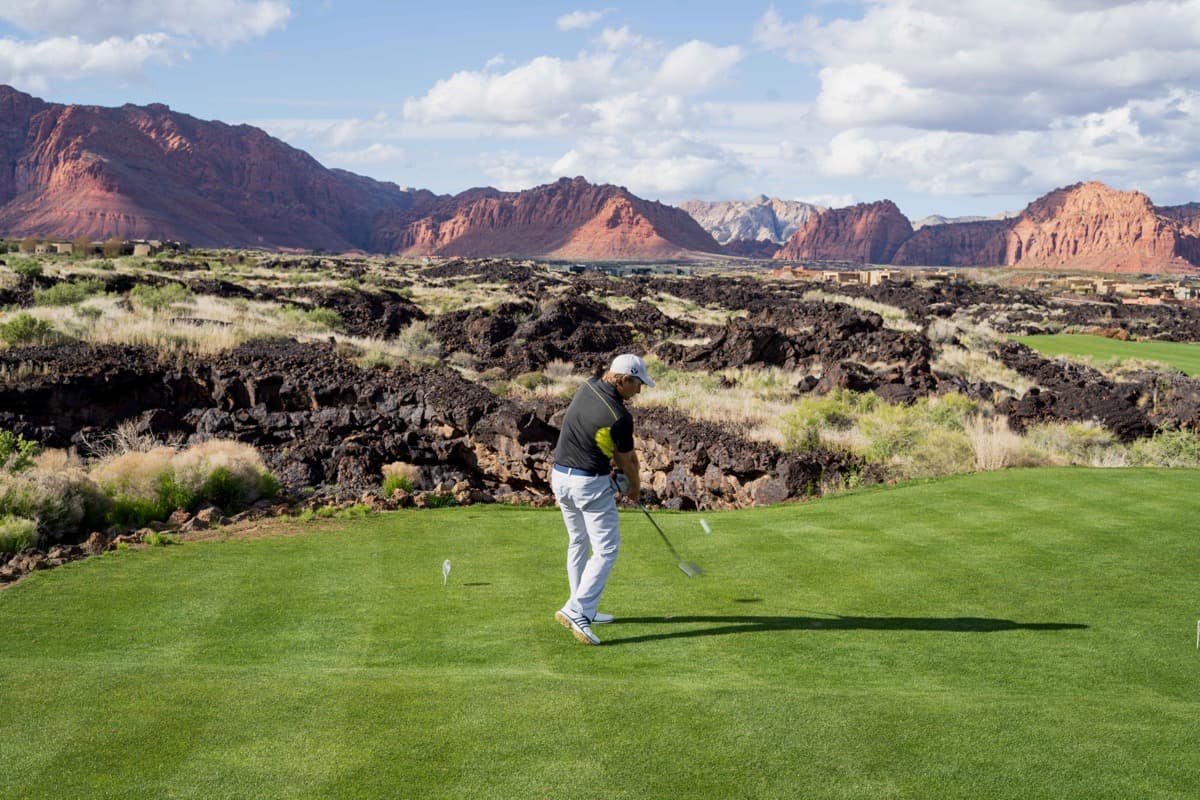 Swing on a desert course with red rock formations